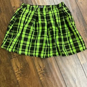 HOT TOPIC ELECTRIC GREEN AND BLACK MINI SKIRT